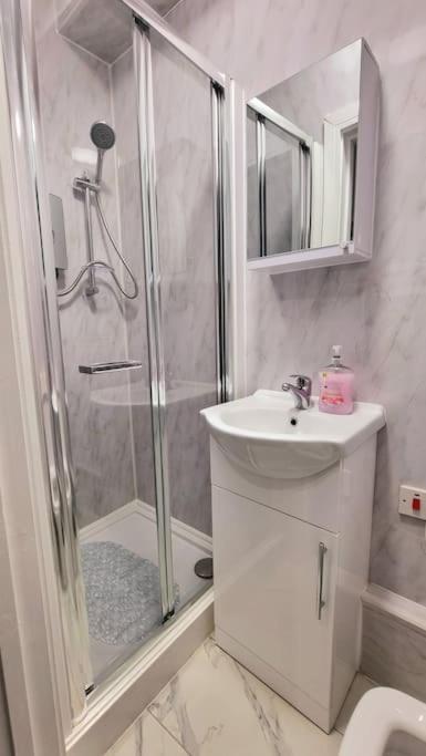 2 Bed Cosy Flat Close To Bus & Tube Station Londres Exterior foto